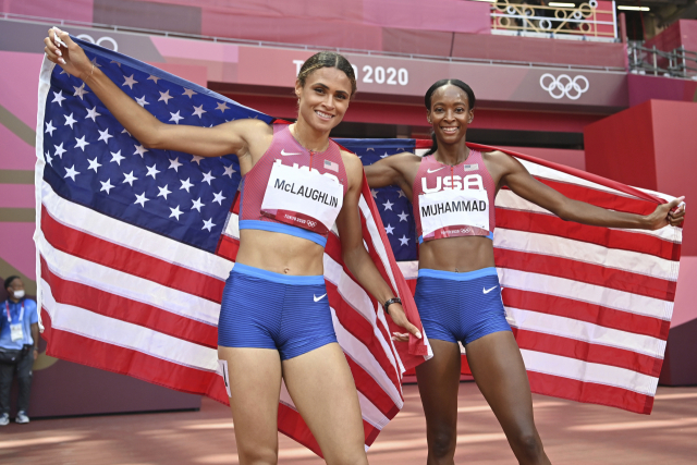 시드니 매클로플린(왼쪽)과 달릴라 무함마드가 육상 여자 400m 허들에서 각각 금·은메달을 따낸 뒤 세리머니를 펼치고 있다. / AFP연합뉴스