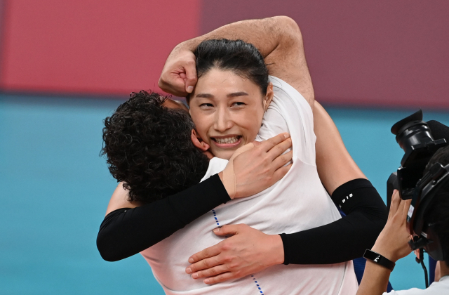 여자 배구 에이스 김연경(오른쪽)이 4일 도쿄 올림픽 8강 승리 뒤 스테파노 라바리니 감독과 포옹하고 있다. /도쿄=권욱 기자