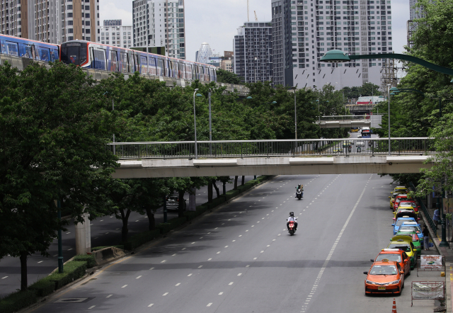 강력한 봉쇄령이 내려진 태국 방콕의 한 도로가 텅 비어있다./EPA연합뉴스