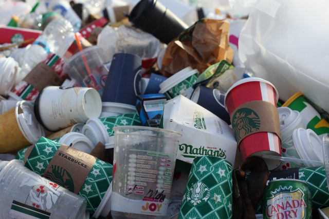 식품 과잉 생산은 플라스틱, 스티로폼, 비닐 쓰레기까지 유발한다.