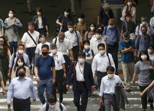 일본 각지에서 신종 코로나바이러스 감염증(코로나19) 확진자가 급증하는 가운데 지난 2일 오전 일본 오사카역 앞에서 마스크를 쓴 사람들이 이동하고 있다./교도연합뉴스