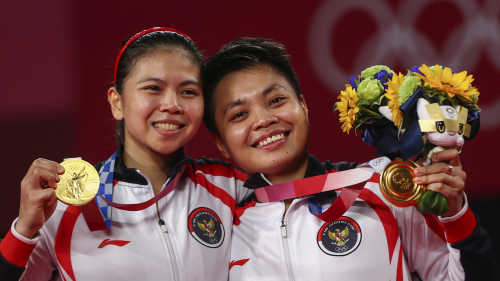 2020 도쿄올림픽에서 배드민턴 여자 복식 금메달을 획득한 인도네시아의 그레이시아 폴리와 아프리야니 라하유./로이터연합뉴스