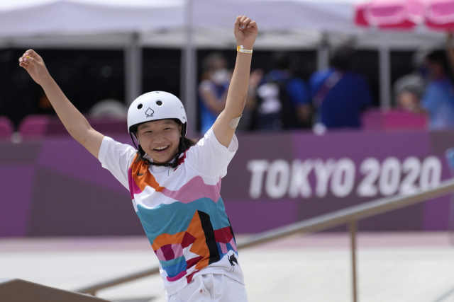 지난달 26일 일본 도쿄 아리아케 어반 스포츠파크에서 열린 도쿄올림픽 스케이트보드 여자 스트리트 결선에서 금메달을 차지한 니시야 모미지(일본·13)가 환호하고 있다./AP연합뉴스
