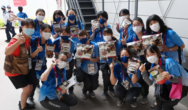 [도쿄올림픽]K-푸드 받고 활짝 웃는 올림픽 자원봉사자들