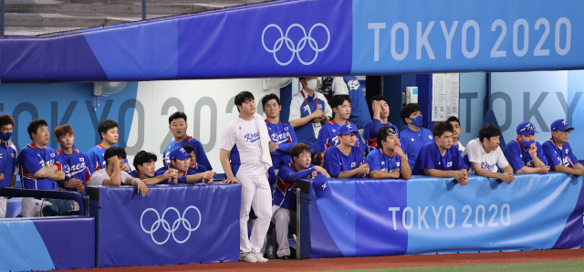 5일 일본 요코하마 스타디움에서 열린 도쿄올림픽 야구 패자 준결승 한국과 미국의 경기. 2-7로 뒤진 가운데 더그아웃에서 9회초 마지막 공격을 무거운 표정으로 지켜보고 있다./연합뉴스