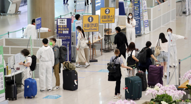 4일 오후 영종도 인천국제공항 제1여객터미널에서 해외 입국자들이 이동하고 있다. /연합뉴스