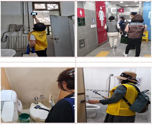 시민 감시단이 화장실 불법 촬영을 점검하는 모습. /사진 제공=서울시