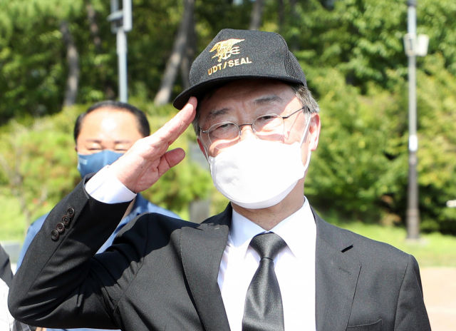 최재형 국민의힘 예비후보가 5일 오후 경남 창원시 진해구 故(고) 한주호 준위 동상 인근에서 해군 모자를 선물 받은 후 거수경례하고 있다. 최 전 원장이 착용한 모자는 이날 UDT/SEAL 김형욱 전우회장이 현장에서 선물한 것이다./연합뉴스