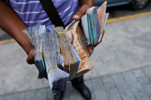 볼리바르 지폐 가득 들고 있는 베네수엘라 시민. /로이터연합뉴스