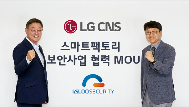 지난 6월 서울 강서구 마곡 LG CNS 사옥에서 현신균(왼쪽) LG CNS DTI사업부장(부사장)과 이득춘 이글루시큐리티 대표가 스마트팩토리 보안사업 업무협약을 맺고 기념 촬영을 하고 있다. /사진 제공=LG CNS