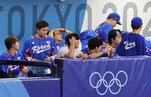 5일 일본 요코하마 스타디움에서 열린 도쿄올림픽 야구 패자 준결승 한국과 미국의 경기. 2-7로 패해 결승 진출이 좌절된 대표팀이 아쉬워하고 있다./연합뉴스