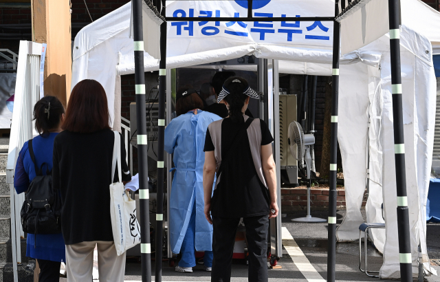 6일 오전 서울 중구 국립중앙의료원에서 시민들이 코로나19 검사를 받고 있다./오승현 기자