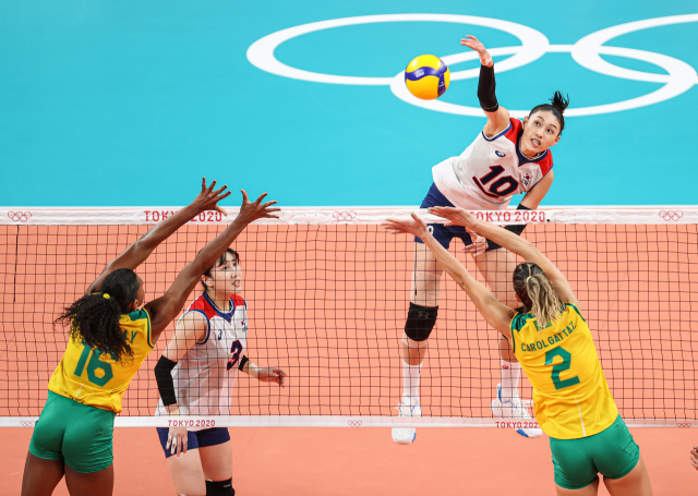 6일 일본 아리아케 아레나에서 열린 도쿄올림픽 여자 배구 한국과 브라질의 준결승전. 한국의 김연경이 1세트 타점 높은 공격을 하고 있다./연합뉴스