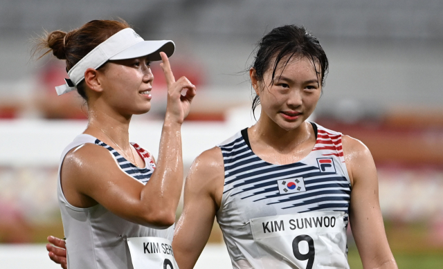 김세희(왼쪽)가 6일 도쿄 올림픽 근대 5종 경기를 마친 뒤 손가락으로 ‘V’를 그리고 있다. 오른쪽은 김선우. /도쿄=권욱 기자