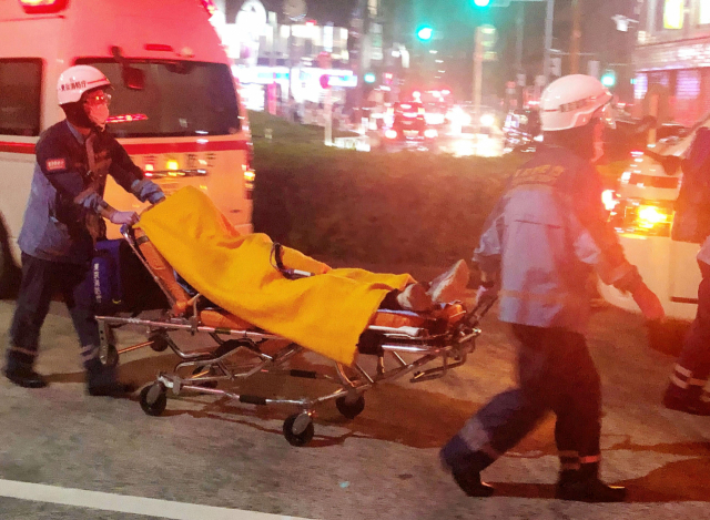6일(현지시간) 일본 수도 도쿄의 소시가야-오쿠라역에서 응급구조대가 흉기 난동 부상자를 들것에 실어 옮기고 있다. / 도쿄 교도=연합뉴스