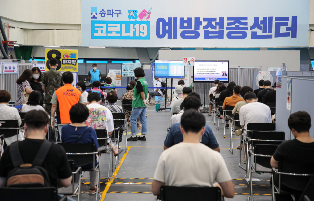 6일 서울 송파구 송파체육문화회관에 마련된 코로나19 백신 접종센터가 분주하게 운영되고 있다. /연합뉴스