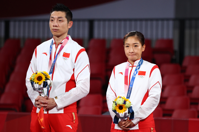 지난달 26일 도쿄올림픽 탁구 혼합 복식에서 은메달을 수상한 수신(왼쪽) 선수와 리우 시웬 선수./로이터연합뉴스