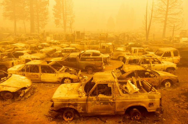 6일(현지시간) 미국 캘리포니아주 그린빌의 대형 산불이 휩쓸고 간 자리에 수십 대의 차량이 불에 탄 채 연무에 휩싸여 있다. /그린빌 UPI=연합뉴스
