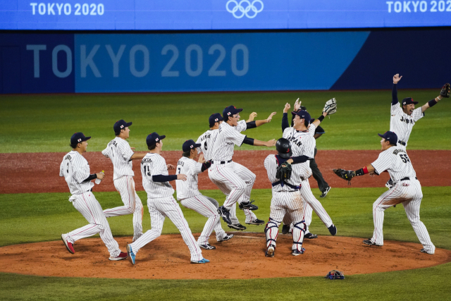 7일 도쿄 올림픽 야구 결승에서 금메달 확정 순간 마운드에 모여 환호하는 일본 대표팀 선수들. /요코하마=AP연합뉴스