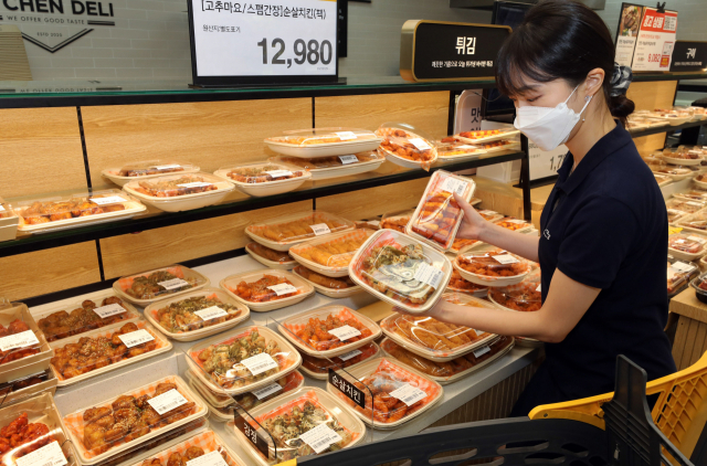 이마트 고객이 키친델리 매장에서 친환경 포장재로 제작된 즉석조리 식품을 살펴보고 있다./사진 제공=이마트