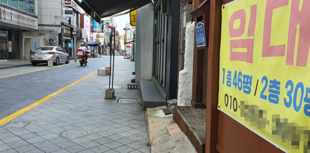 울산시 남구 울산대학교 앞 바보사거리디자인거리에 빈 점포가 늘고 있다. /서울경제DB