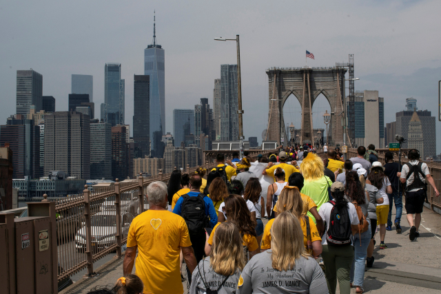 미국에서 코로나19로 가족과 친지를 잃은 사람들이 7일(현지시간) 뉴욕에 모여 브루클린 브리지를 함께 행진하며 서로를 위로하고 있다. /로이터연합뉴스