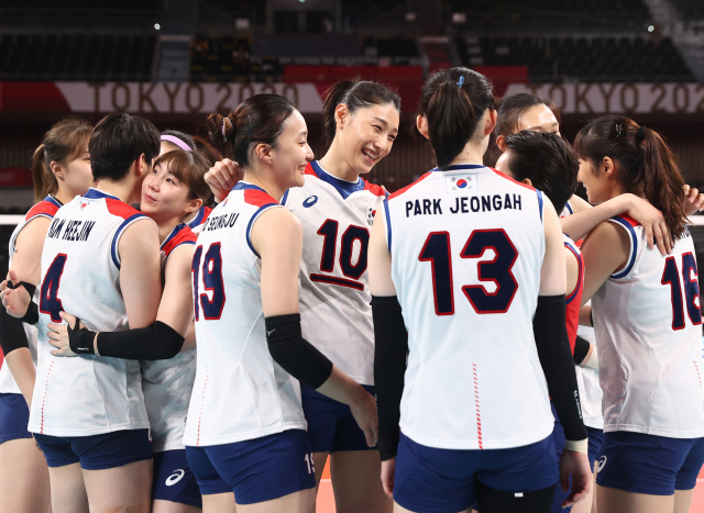 8일 일본 도쿄 아리아케 아레나에서 열린 도쿄올림픽 여자배구 세르비아와의 동메달 결정전이 한국의 패배로 끝났다. 경기를 마친 한국 김연경이 선수들을 위로하고 있다. /연합뉴스