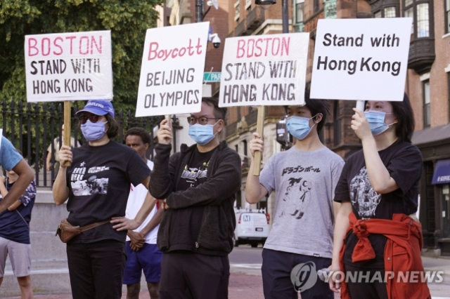 미국 보스턴 시내에서 지난 6월 티베트와 위구르, 남몽골과 홍콩, 대만, 중국 출신의 활동가들이 연대해 베이징동계 올림픽 보이콧을 촉구하는 시위를 벌이고 있다./AP연합뉴스