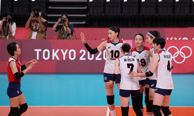 한국 여자배구 대표팀 선수들이 8일 일본 도쿄 아리아케 아레나에서 열린 도쿄올림픽 여자배구 세르비아와의 동메달 결정전에서 패한 뒤 서로를 격려하고 있다. /연합뉴스