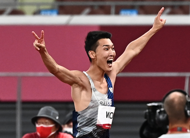 남자 높이뛰기에서 한국 신기록 작성한 뒤 환호하는 우상혁. /도쿄=권욱 기자