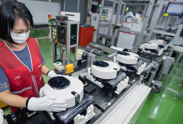 경남 창원 LG전자 로봇청소기 생산 라인에서 LG전자 직원이 로봇청소기를 조립하고 있다. /사진 제공=LG전자