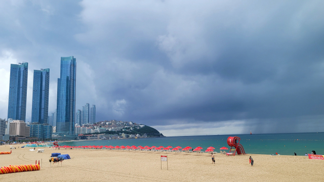 일요일인 8일 부산 해운대해수욕장이 한산한 모습을 보이고 있다. /연합뉴스