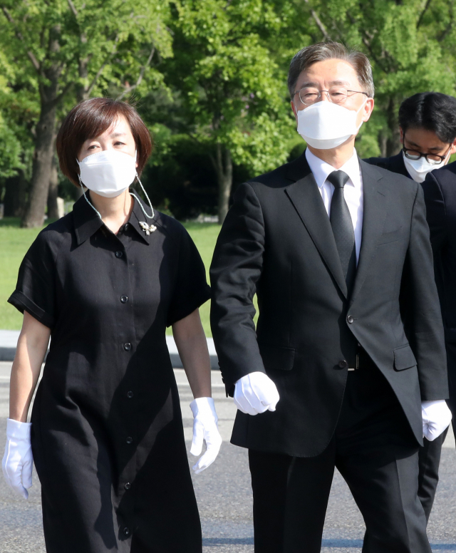 국민의힘 대선 경선 예비후보인 최재형 전 감사원장이 부인 이소연씨와 함께 5일 오전 서울 동작구 국립서울현충원 내 임시현충탑 참배소로 향하고 있다./국회사진기자단