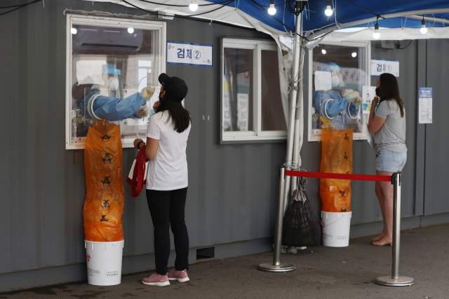 8일 오전 서울역에 마련된 코로나19 임시선별검사소에서 의료진이 검체채취를 하고 있다. /연합뉴스
