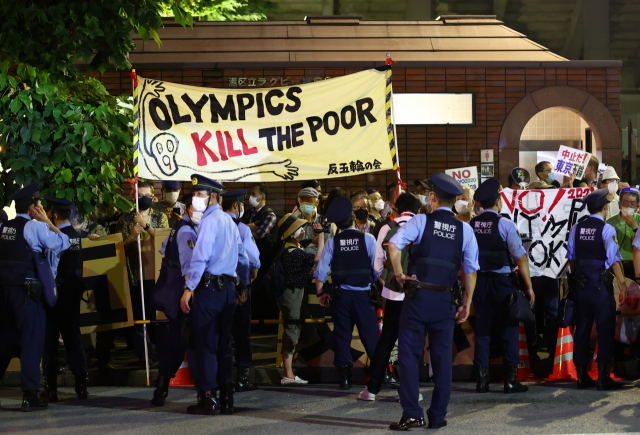 일본 내 올림픽 반대론자들이 8일 도쿄 올림픽 폐막식이 열린 도쿄 올림픽 스타디움 앞에서 시위를 벌이고 있다. /도쿄=로이터연합뉴스