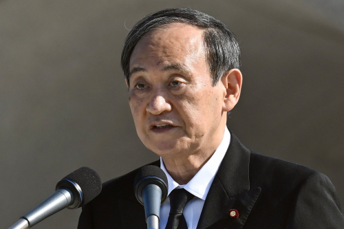 스가 요시히데 일본 총리가 6일 히로시마 평화기념공원에서 열린 원폭 피해자 위령식·평화기념식에서 연설하고 있다. /AP연합뉴스