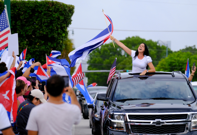 자국 반정부 시위대와 연대하는 미 마이애미 쿠바인들./로이터연합뉴스
