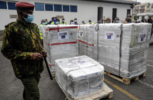 그리스가 코백스를 통해 케냐에 제공한 코로나19 백신이 지난 6일 나이로비 공항에 도착해 하역된 모습. /AP연합뉴스
