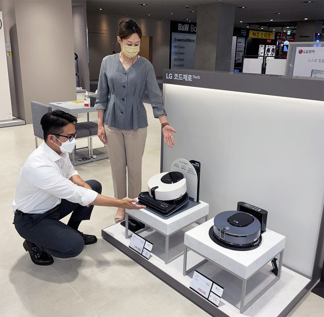 전자랜드 파워센터 타이푼점에서 고객들이 로봇청소기를 살펴보고 있다./사진 제공=전자랜드