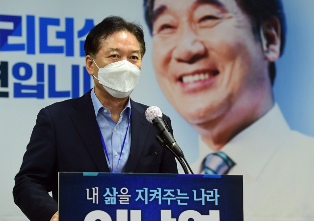 정태호 더불어민주당 의원이 전날 서울 여의도 대산빌딩에 마련된 이낙연 전 민주당 대표 캠프에서 기자간담회를 하고 있다. /국회사진기자단