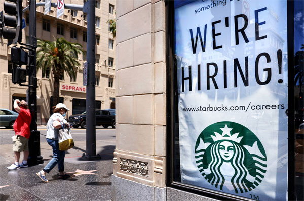 미국 로스앤젤레스에 위치한 스타벅스 지점에 구인광고가 붙어 있다. /AFP연합뉴스