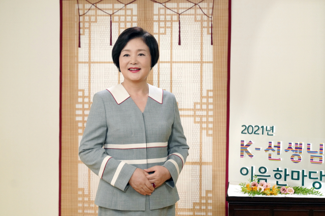 김정숙 여사가 9일 'K-선생님 이음 한마당'에서 영상으로 축사를 전하고 있다. /연합뉴스