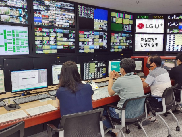 이달 초 LG유플러스 안양방송센터에서 LG유플러스 직원들이 올림픽 방송중계 서비스를 지원하고 있다. /사진 제공=LG유플러스