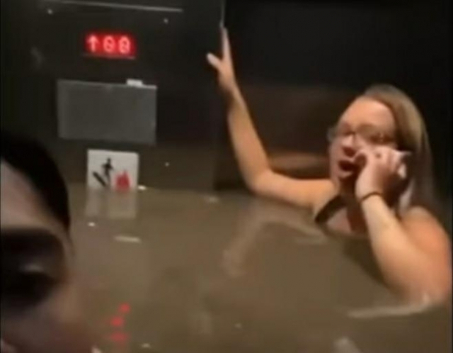 미국 오마하 홍수로 아파트 엘리베이터 안까지 물이 차올랐다. 당시 탑승객이 위기 순간을 휴대전화로 촬영했다./유튜브 캡처