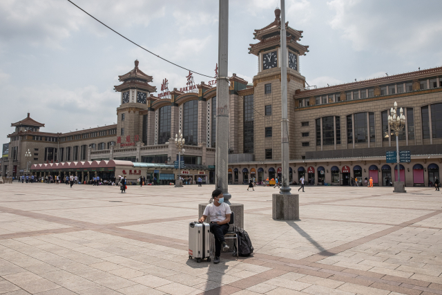 코로나19 확산을 막기 위해 지역간 이동이 통제되면서 9일 중국 베이징의 베이징역 광장이 한산하다. /EPA연합뉴스