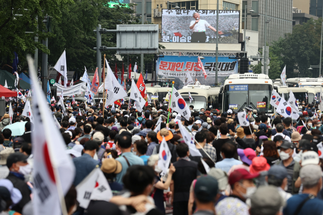 광복절인 지난해 8월 15일 서울 종로구 동화면세점 앞에서 ‘문재인 정권 부정부패·추미애 직권남용·민주당 지자체장 성추행 규탄 집회’가 열리고 있다. /연합뉴스