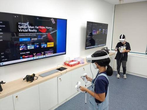 신월 메이커 스페이스에서 학생들이 VR 체험을 하고 있는 모습. /사진 제공=양천구