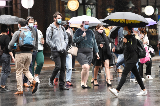 9일 봉쇄 조치가 끝난 호주 브리즈번에서 마스크를 쓴 시민들이 거리를 걷고 있다. /EPA연합뉴스