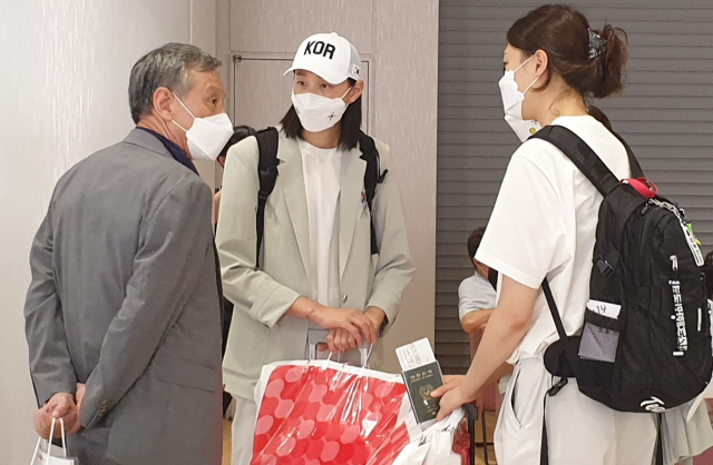 김연경(가운데)이 9일 일본 나리타공항에서 오한남 대한배구협회장(왼쪽)과 대화하고 있다. /연합뉴스
