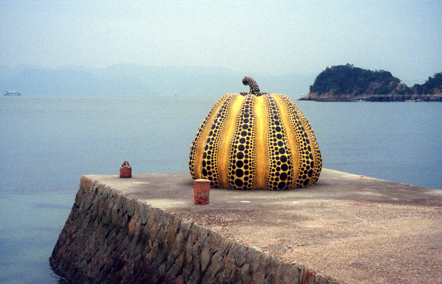 ‘현대예술의 섬’으로 탈바꿈 한 나오시마의 대표적 조각 작품인 쿠사마 야요이의 ‘호박’ /사진출처=아트뉴스